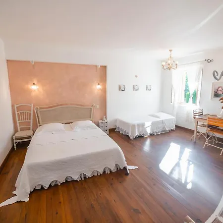 Domaine De Marseillens 4*