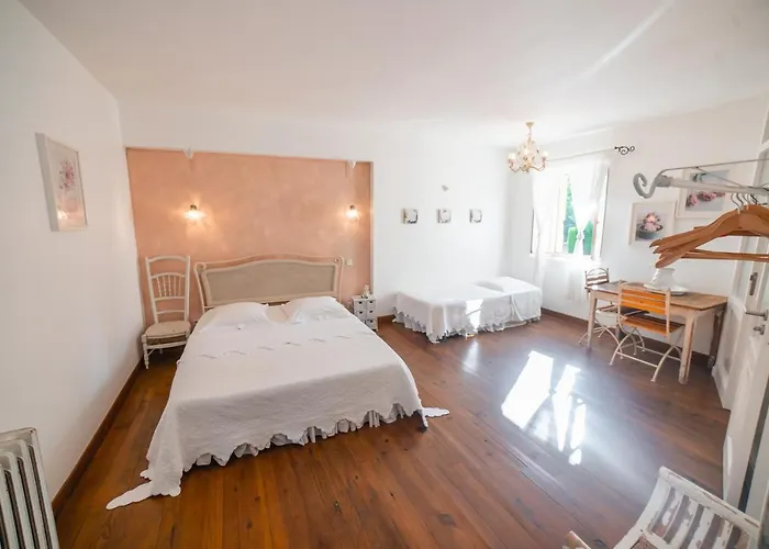 Domaine De Marseillens 4*